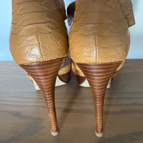 Michael Kors tan coloured heels in size 7 - Picture 4 of 4